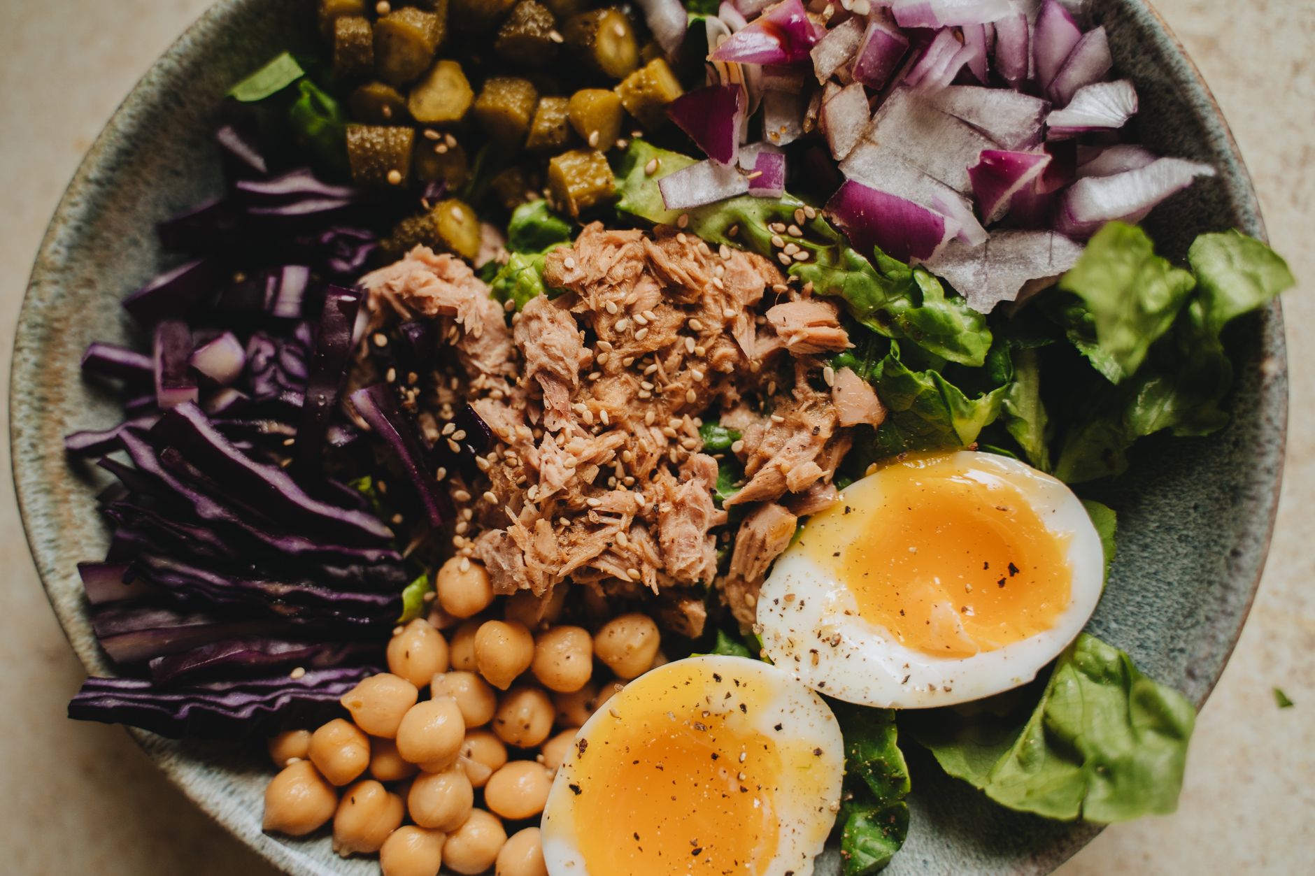 Aromatische Tofu-Bowl mit Erdnuss-Dressing