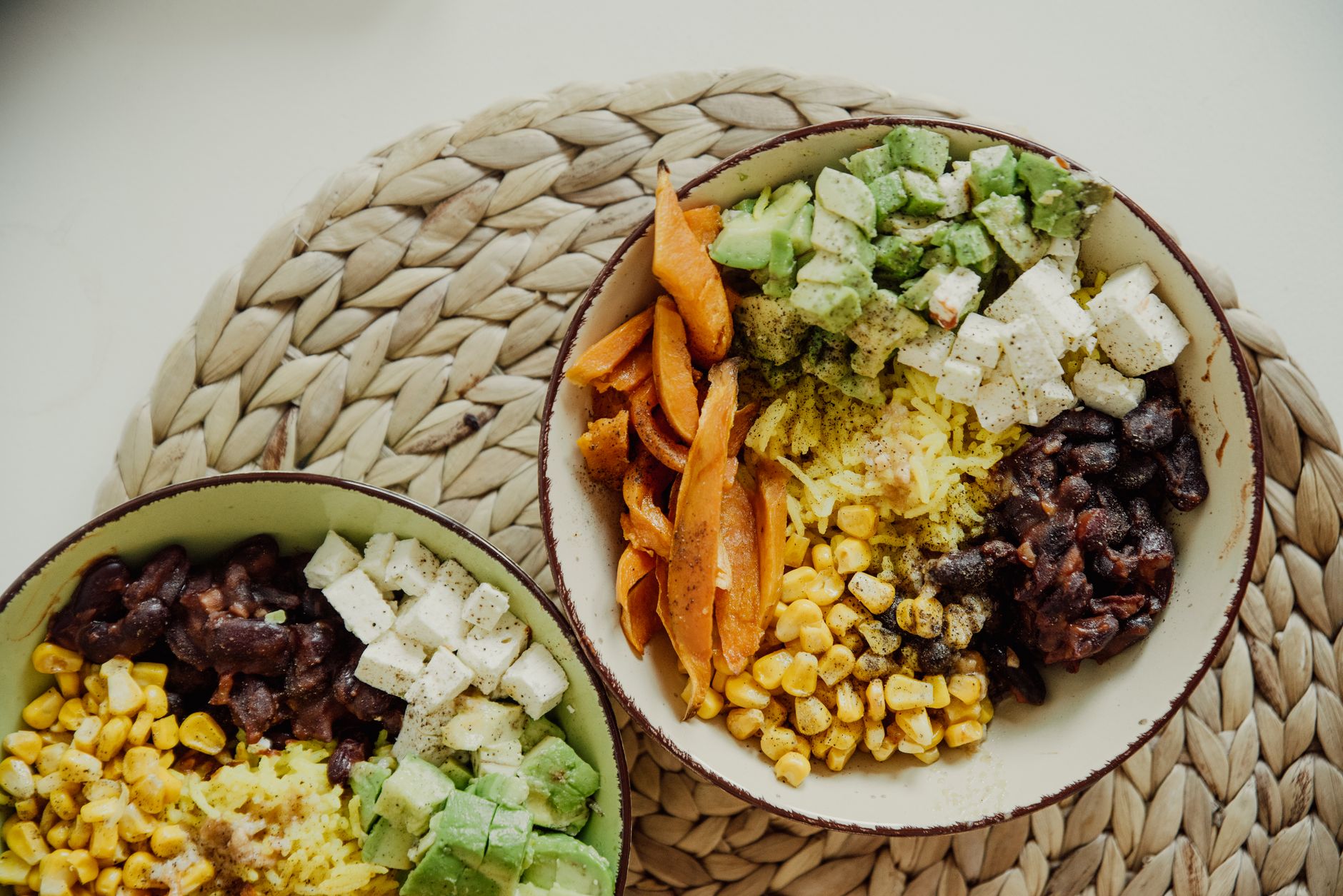 Avocado-Grünkohl-Salat mit gerösteten Kichererbsen