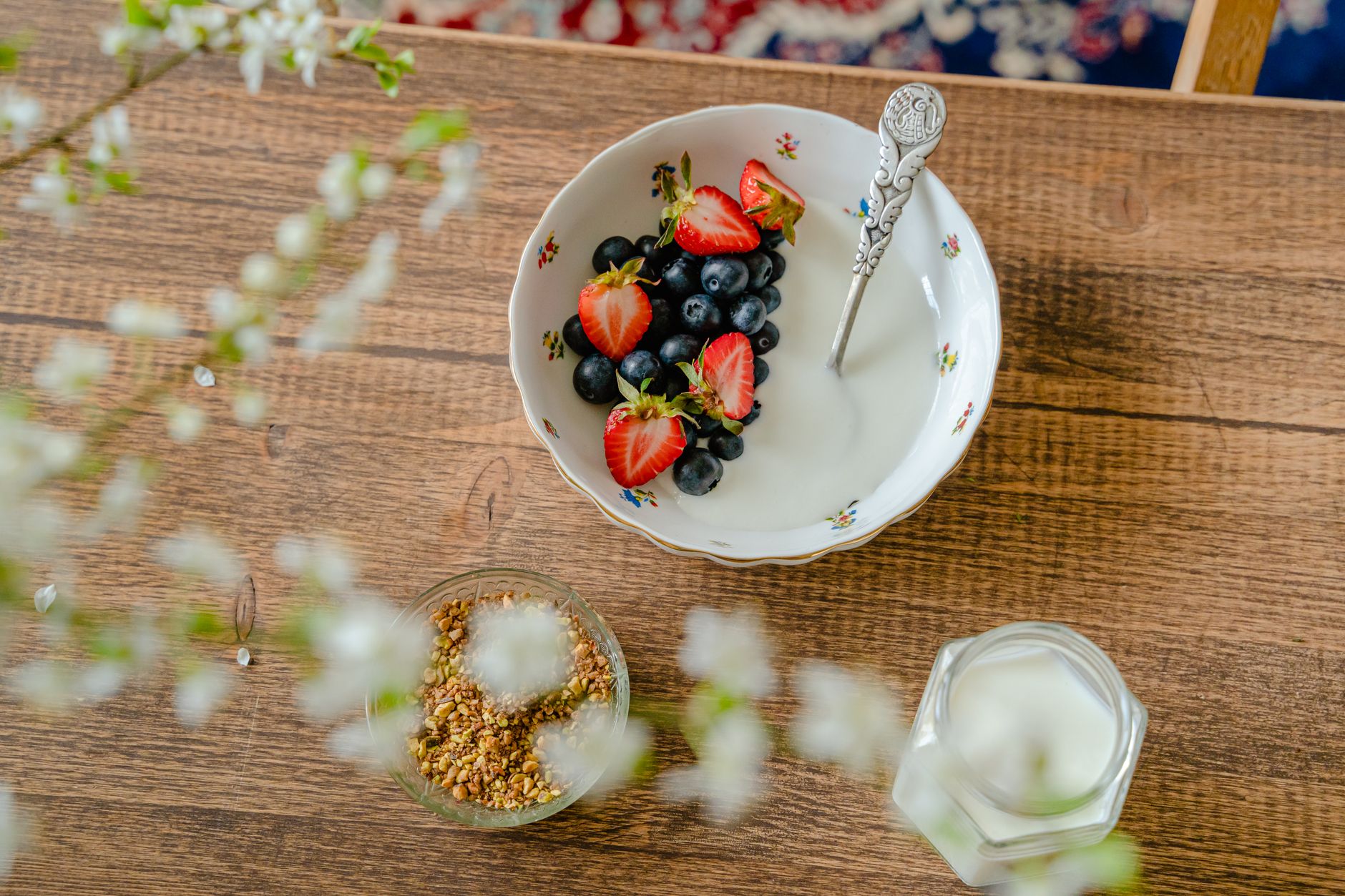 Gefrorene Protein-Joghurt-Bites mit Beeren