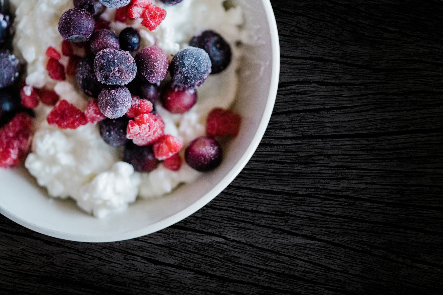 Gefrorene Protein-Joghurt-Drops mit Blaubeeren