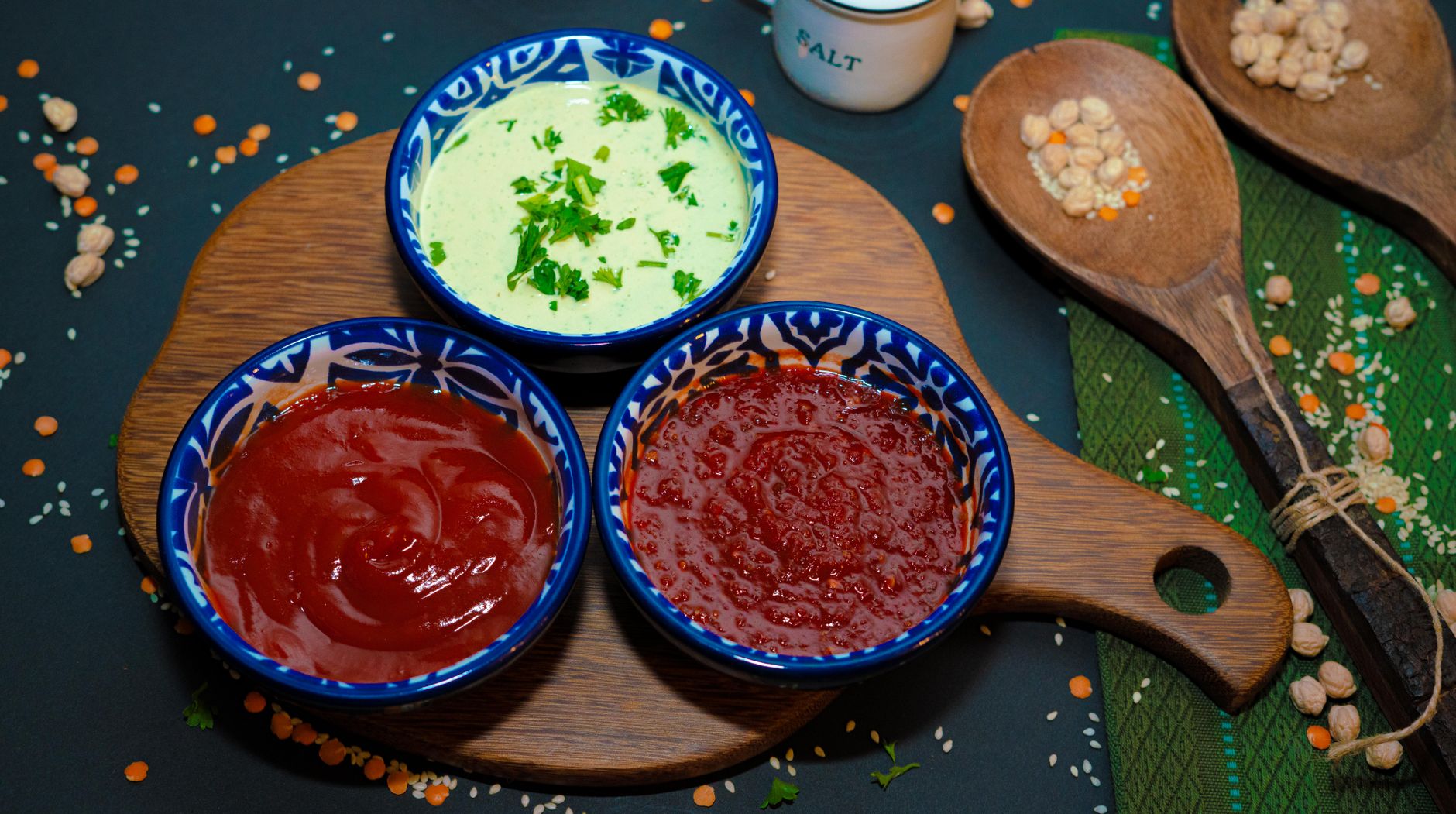 Griechischer Joghurt-Dip mit Gurkensticks