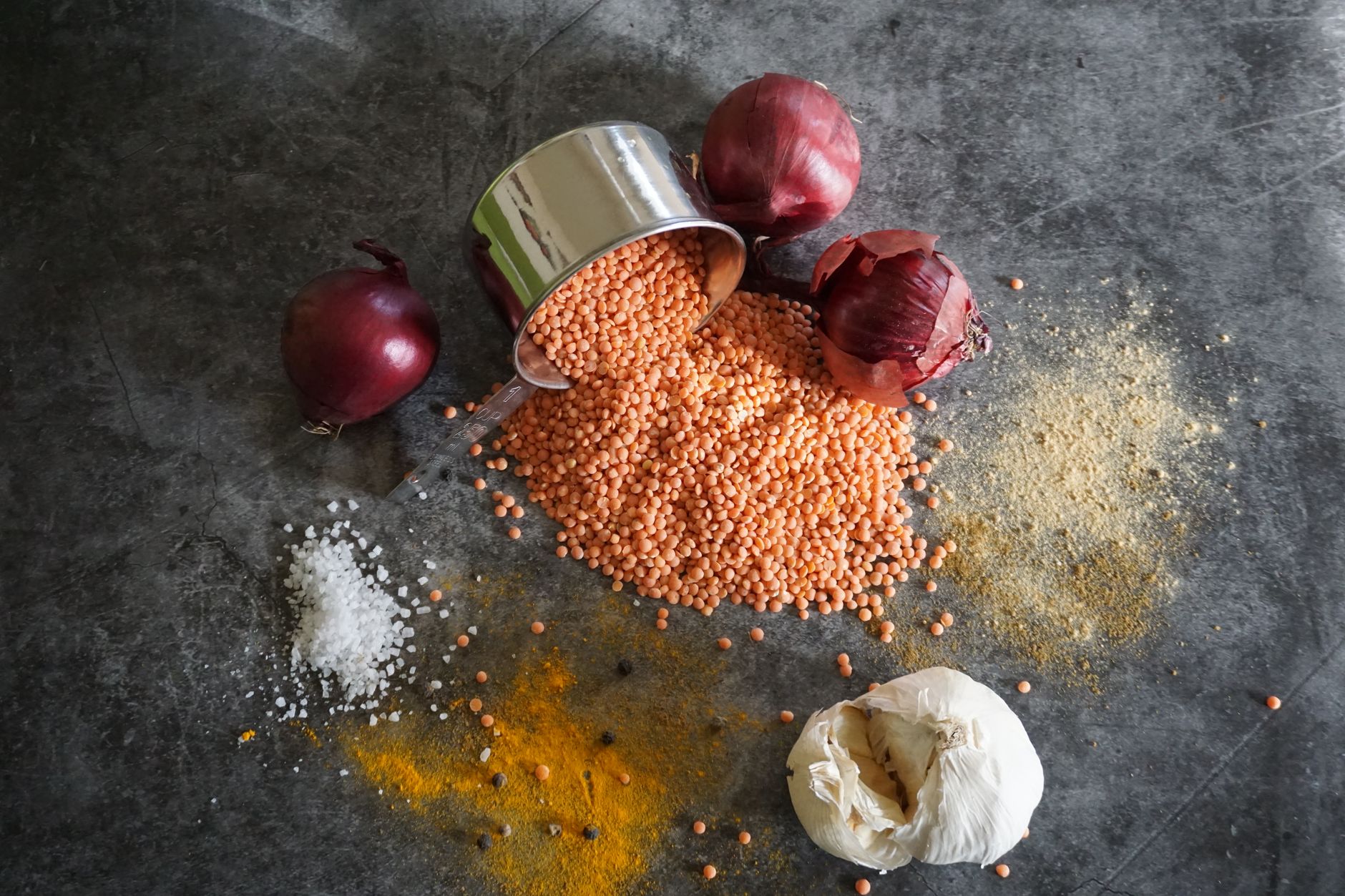 Kürbis-Linsen-Eintopf mit fermentiertem Rotkohl