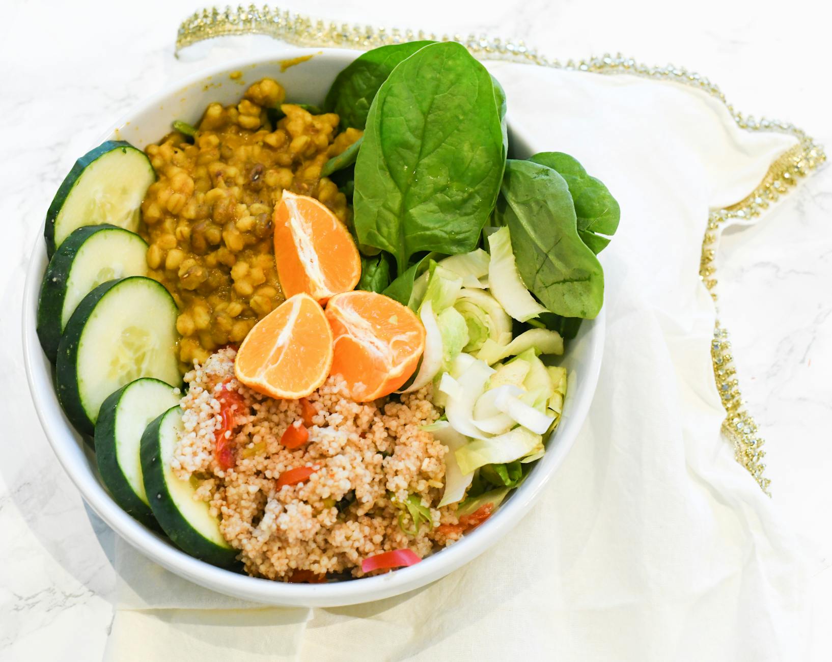 Kurkuma-Lachs-Bowl mit Quinoa und Sommerbeeren