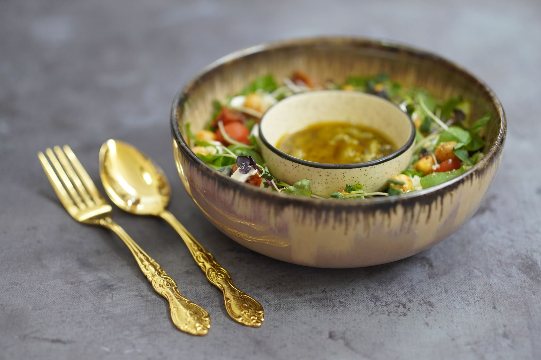Spicy Nudelsalat mit knusprigen Kichererbsen